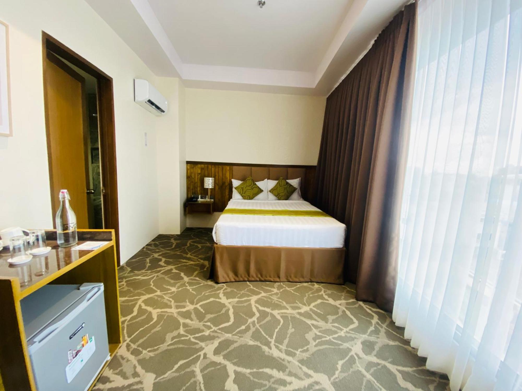 Maxi Hotel And Event Center Tagbilaran City Exterior photo